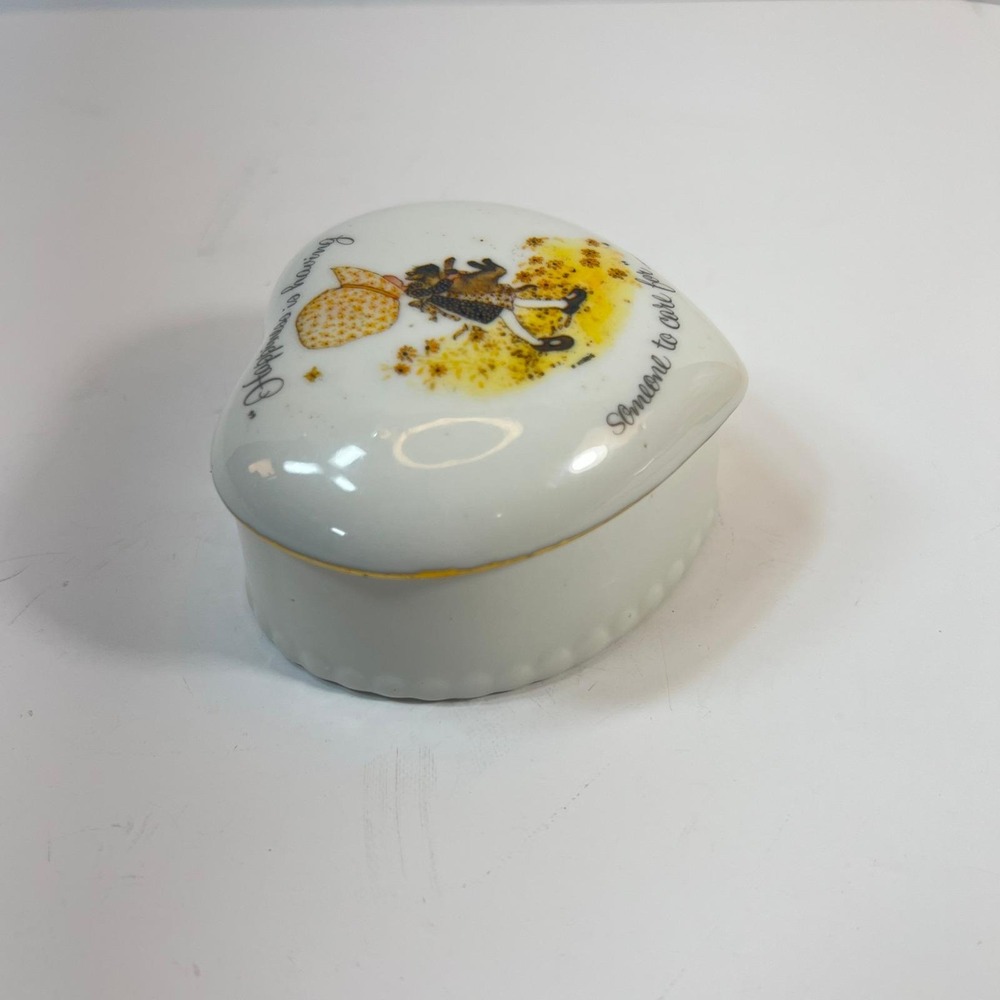 Vtg 1973 Holly Hobbie Heart Porcelain Trinket Box Happiness is Having Someone - Picture 9 of 14